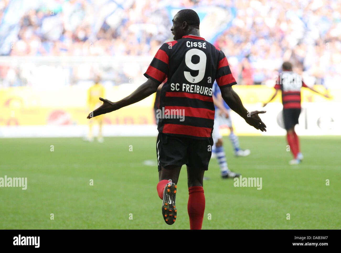 Freiburg's Papiss Demba Cisse è deluso dopo un arbitro decisione durante la Bundesliga soccer match tra FC Schalke 04 e SC Freiburg al VeltinsArena a Gelsenkirchen, Germania, 24 settembre 2011. Schalke vinto da 4-2. Foto: Friso Gentsch Foto Stock