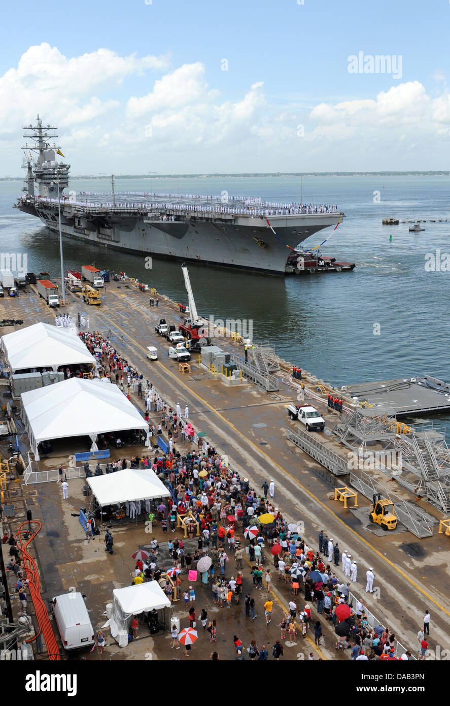 NORFOLK (3 luglio 2013) La portaerei USS Dwight D. Eisenhower CVN (69) arriva alla stazione navale di Norfolk come parte di e Foto Stock