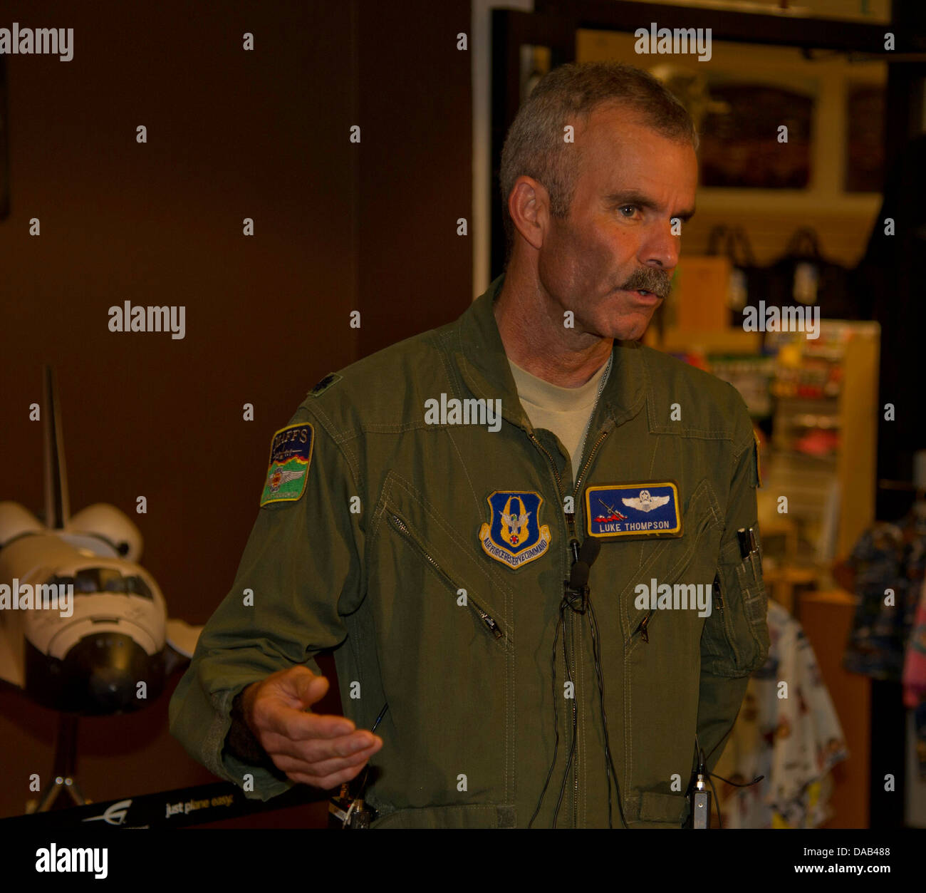 MESA, Ariz. -- Stati Uniti Air Force Lt. Col. Luca Thompson, un pilota con la 302nd Airlift Wing, U.S. Air Force comando Reserve, colloqui Foto Stock