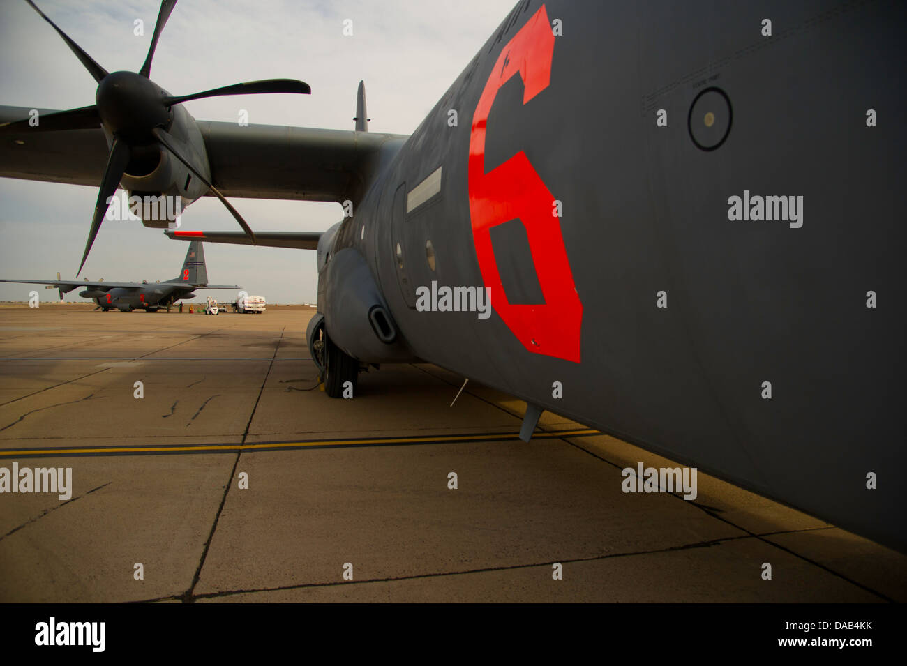 MESA, Ariz. - Un militare di C-130, il segnale di chiamata MAFFS 6 dal 146Airlift Wing, California Air National Guard e dotato di Foto Stock