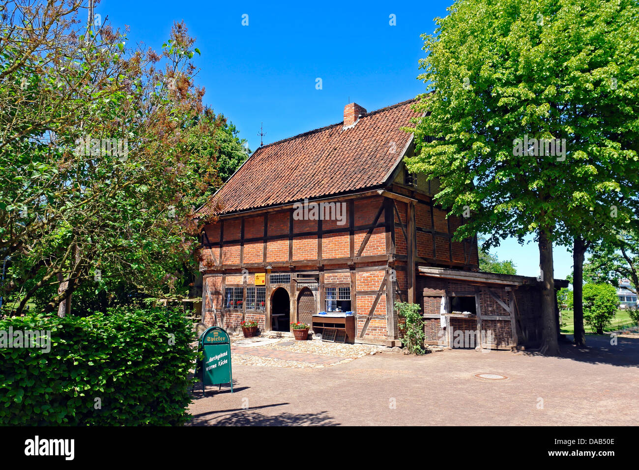 L'Europa, Germania, Bassa Sassonia, Bad Zwischenahn, Health resort park, ristorante tradizionale, Spieker, architettura, alberi, framew Foto Stock