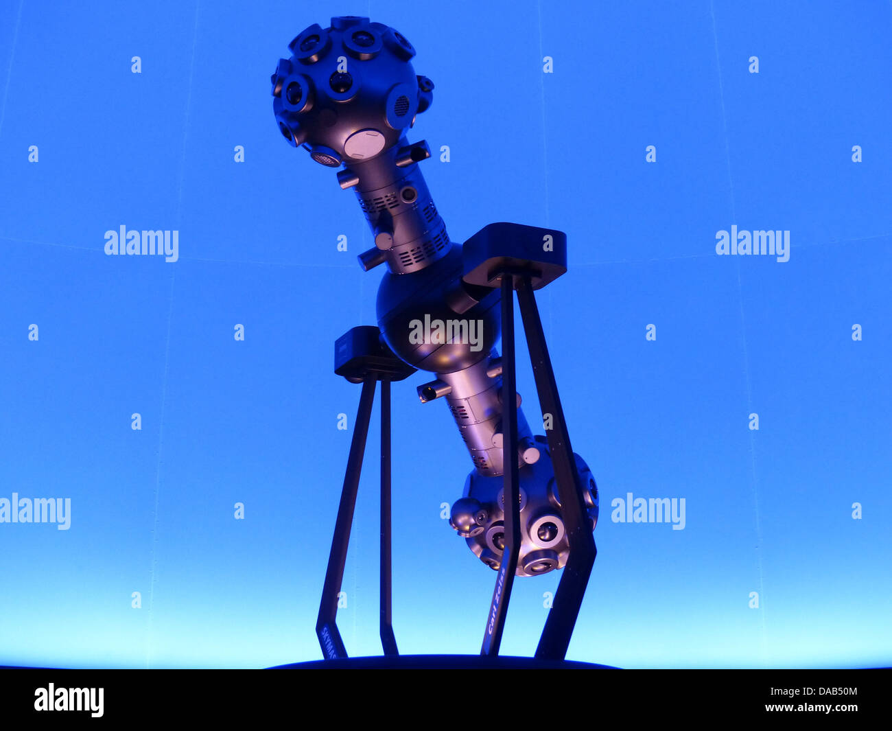 Il proiettore a stella è un dispositivo utilizzato nei planetari per simulare il cielo notturno. Proietta immagini realistiche di stelle e pianeti, creando un'esperienza coinvolgente per gli spettatori, spesso utilizzata per scopi educativi e di intrattenimento. Foto Stock