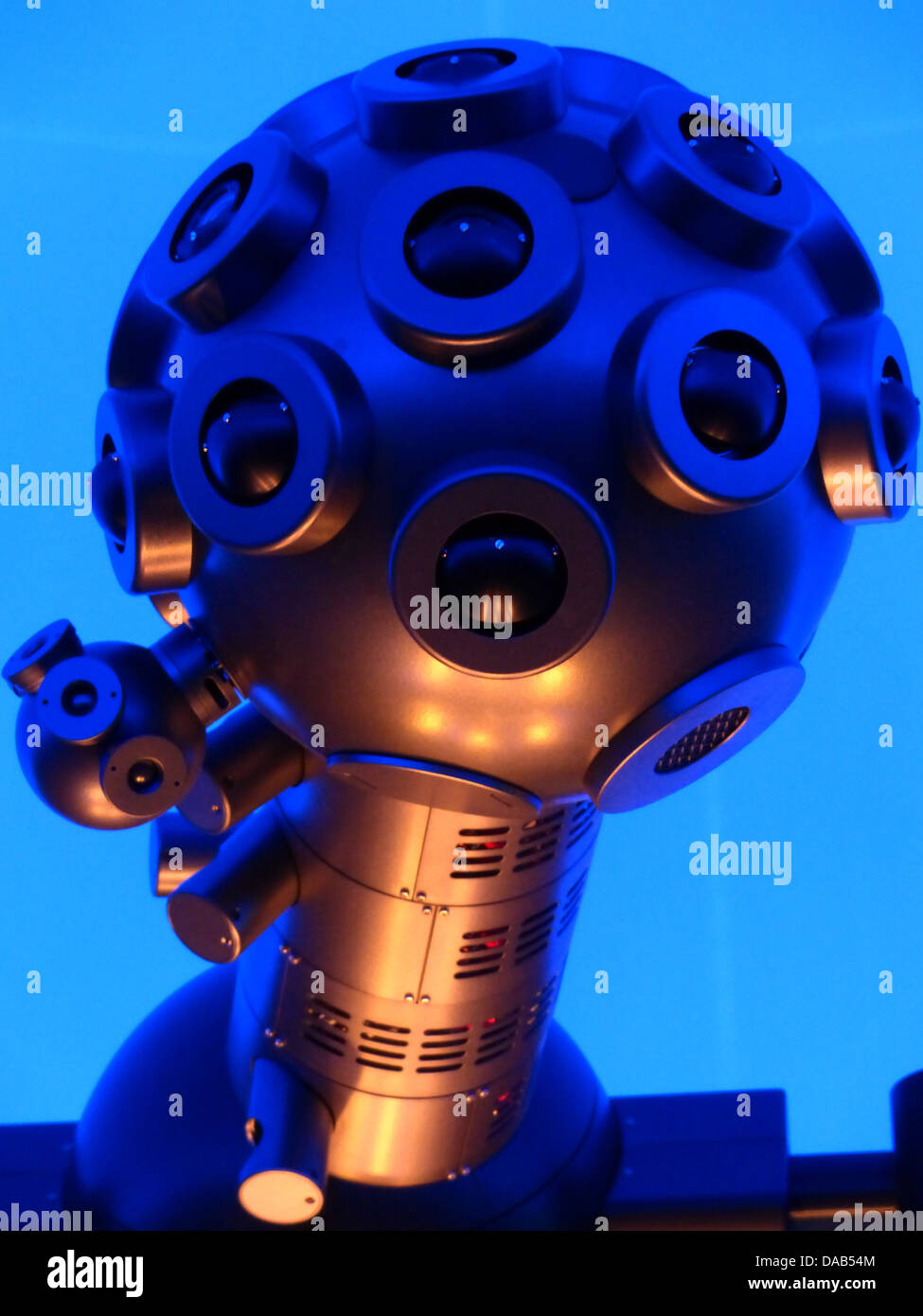 Un proiettore a stella è un dispositivo utilizzato per simulare il cielo notturno, spesso utilizzato nei planetari o nelle configurazioni di home entertainment. Proietta immagini di stelle, pianeti e altri corpi celesti su una superficie per scopi educativi o estetici. Foto Stock