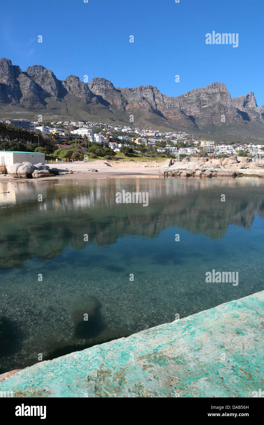 Vista della piscina di marea e Twelve apostoli (Table Mountain Range) dalla spiaggia di Camps Bay, Provincia del Capo Occidentale, Sud Africa Foto Stock