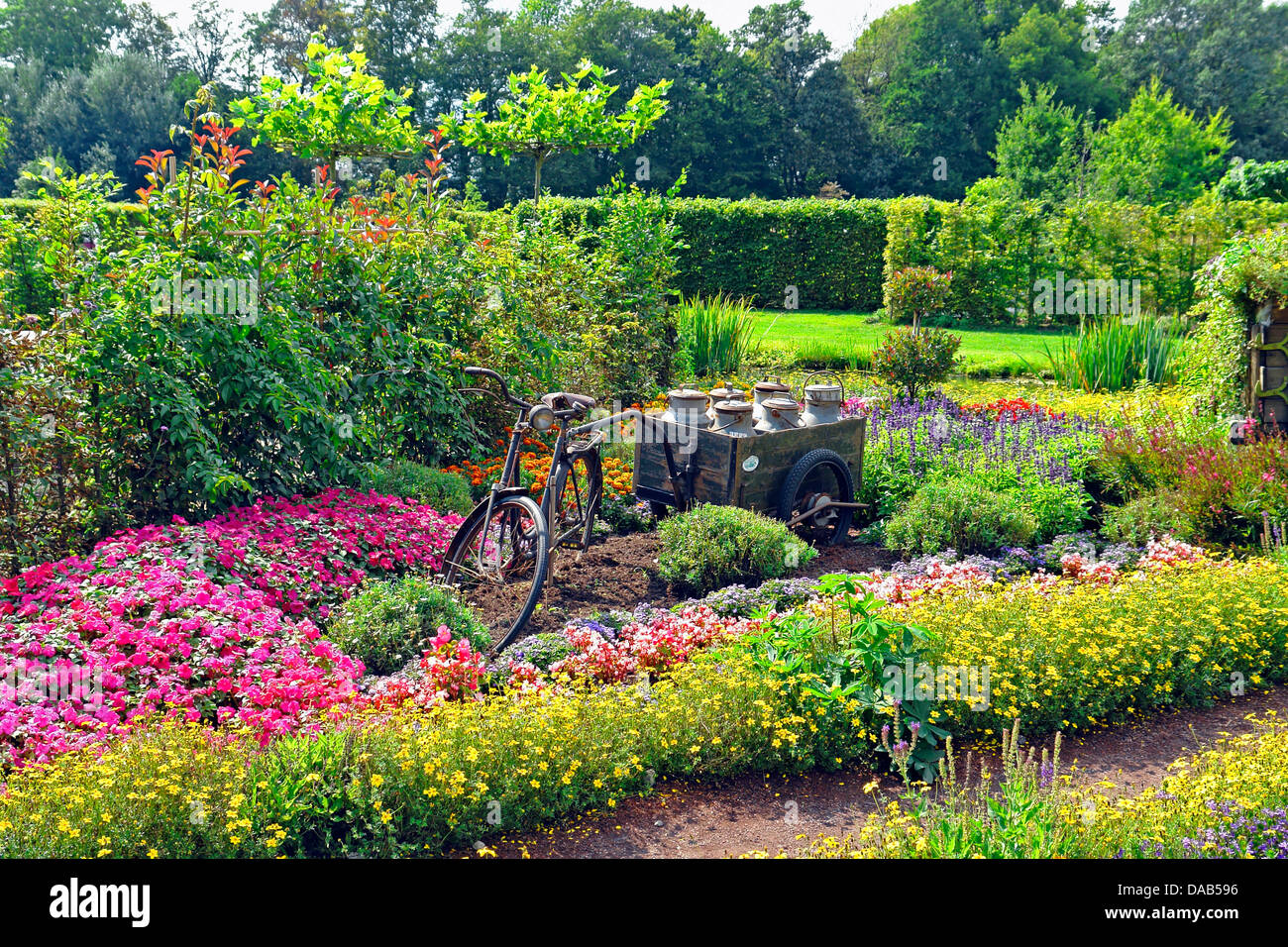 L'Europa, Germania, Bassa Sassonia, bagno cibo, mangiare, terra giardino mostra, noleggio bici, seguace, pentole di latte, piante, turismo, luogo o Foto Stock