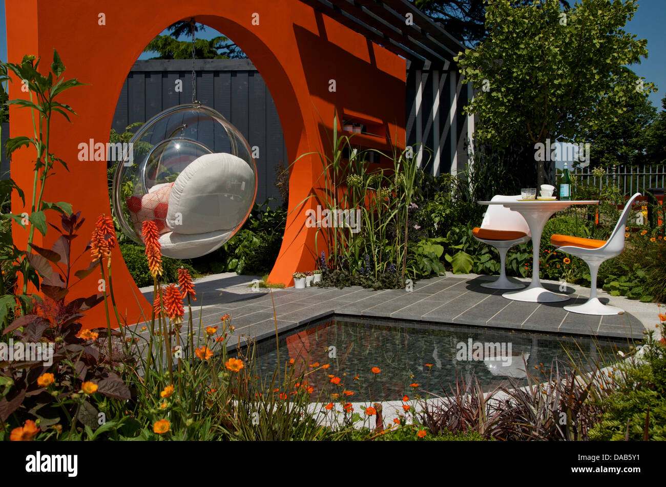 Hampton Court, UK. 8 luglio 2013. Metà secolo giardino moderno ad RHS Hampton Court Palace Flower Show 2013 su Premere il giorno lunedì 8 luglio 2013 a Londra, Regno Unito. La medaglia d oro giardino vincente è stato progettato da Adele Ford e Susan Willmott e è stato premiato come miglior basso costo elevato impatto giardino. Credito: Miriam Heppell/Alamy Live News Foto Stock