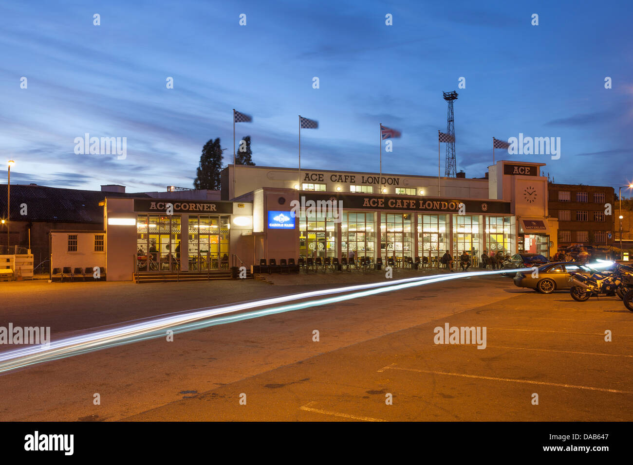 Ace Café di notte,North Circular Road,Londra,Inghilterra Foto Stock