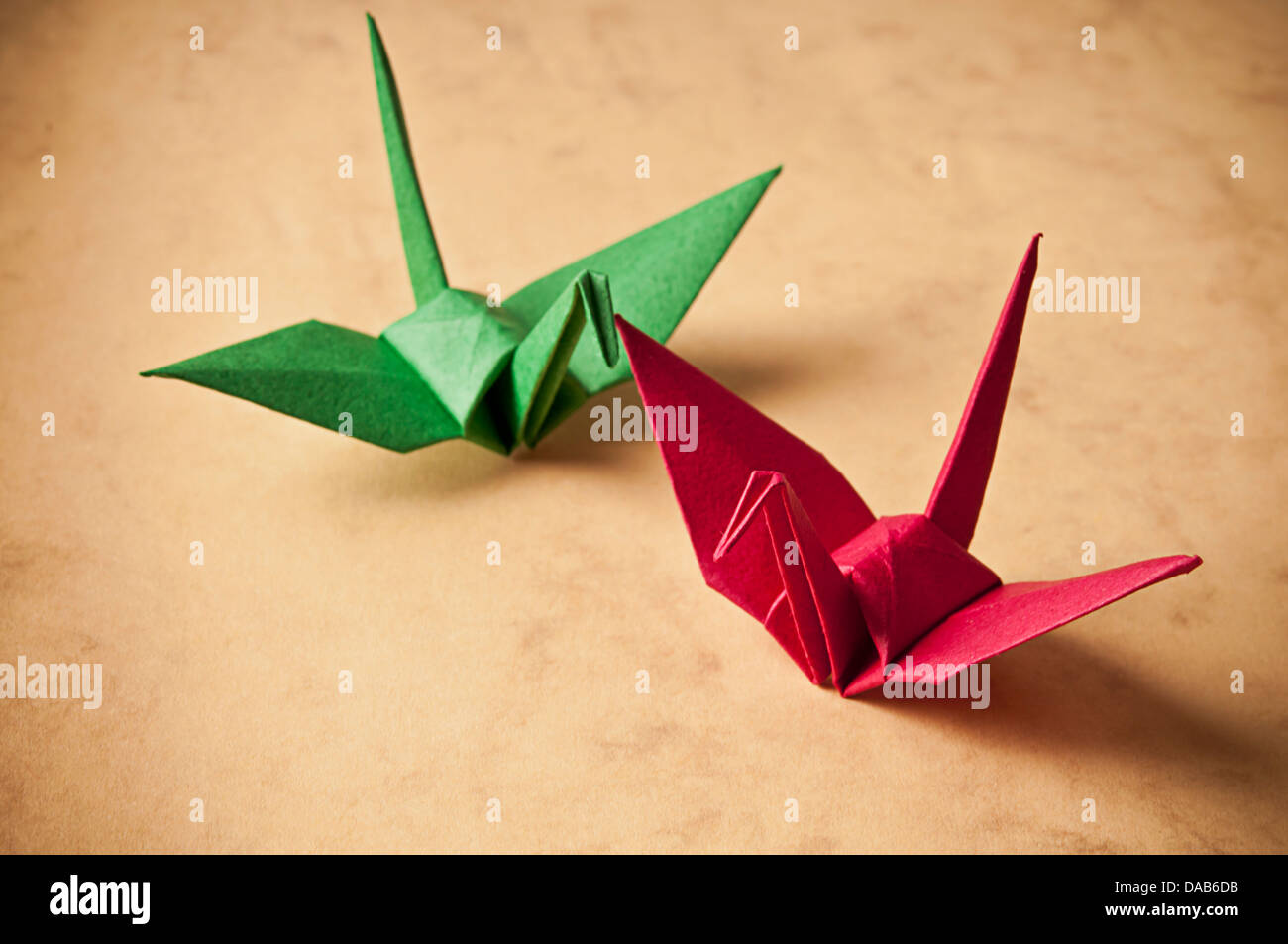 Rosso e verde uccelli origami Foto Stock