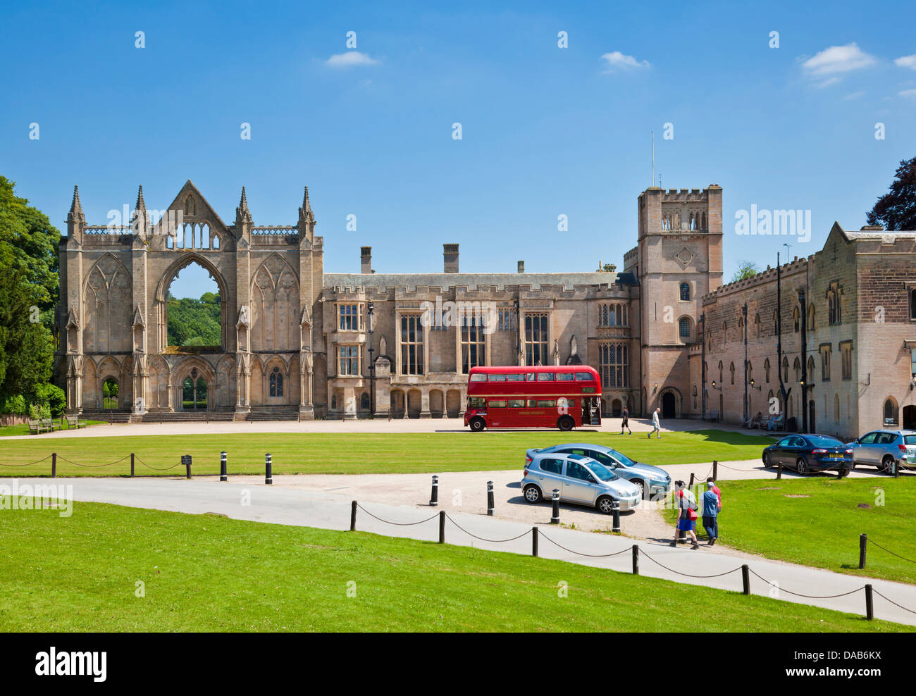 Autobus rosso di Londra un routemaster fuori Newstead Abbey Historic House Ravenshead Newstead Nottinghamshire Inghilterra Regno Unito Europa Foto Stock