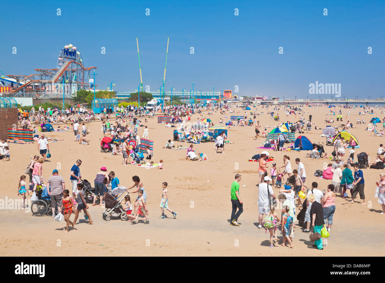 Affollata occupato Skegness Beach e la Pleasure Beach parco divertimenti Skegness Lincolnshire England Regno Unito GB EU Europe Foto Stock