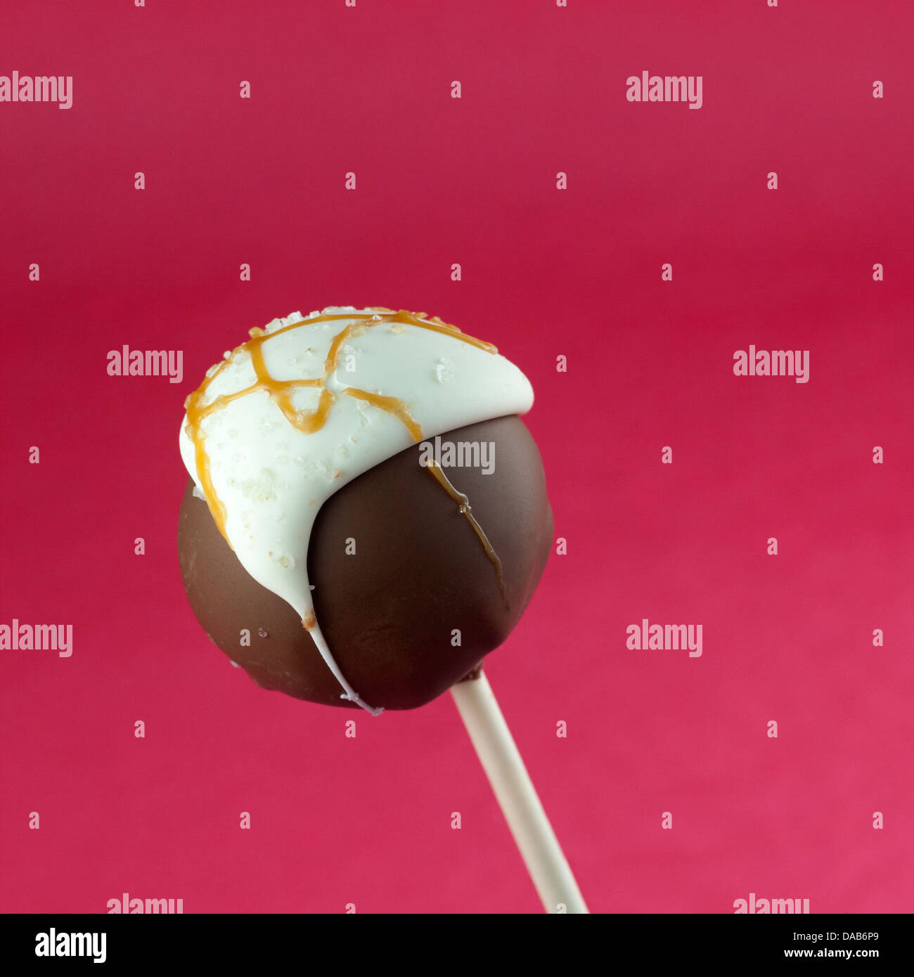 Torta al cioccolato pop spruzzata con caramello salato e di ghiaccio Foto Stock