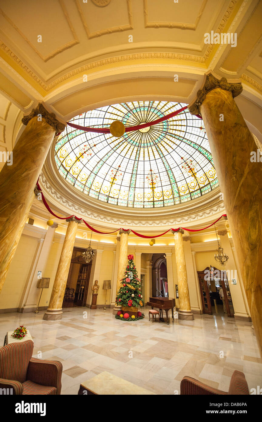 La lobby del Gran Hotel Bolivar decorato per il Natale, Lima, Perù. Foto Stock