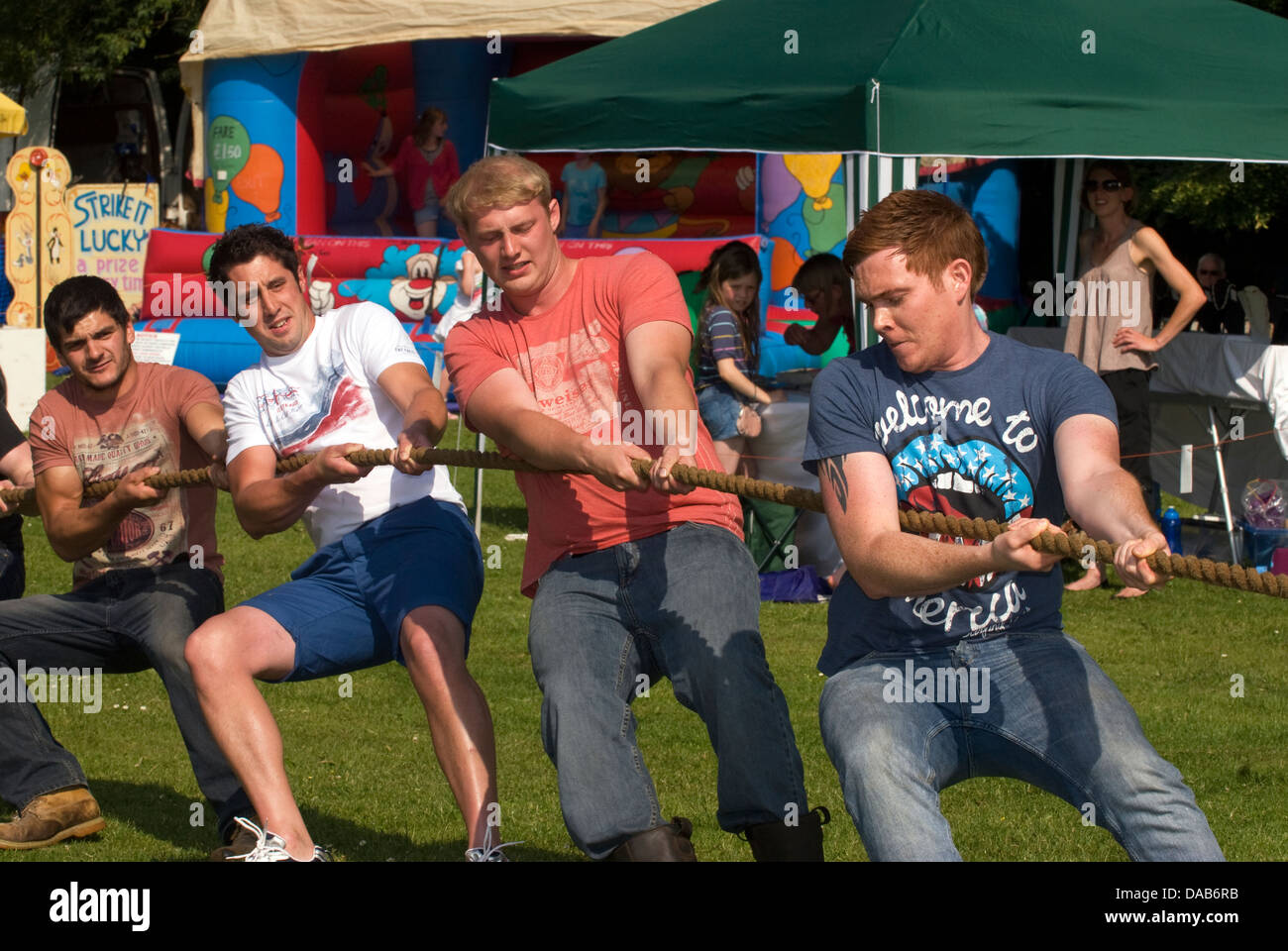 Rimorchiatore 'o la guerra a un villaggio estate fete, bentworth, vicino a Alton, HAMPSHIRE, Regno Unito. Foto Stock