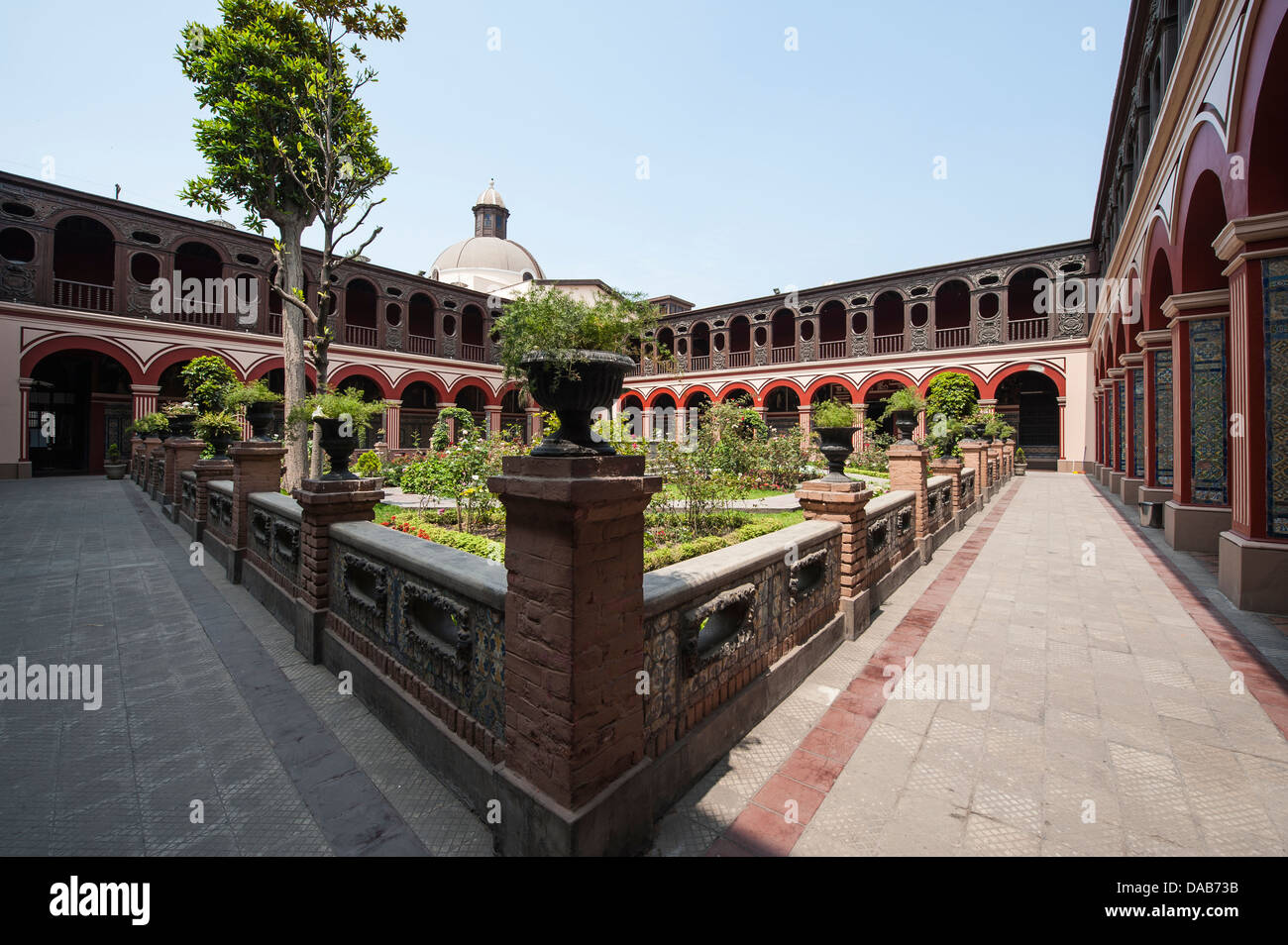 Cortile con giardino giardini della Chiesa Cattolica Romana e il convento di Santo Domingo, Lima, Perù. Foto Stock