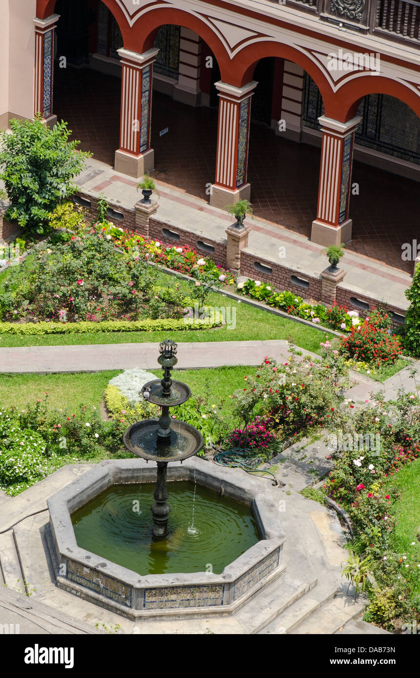 Giardino cortile con fontana nella Chiesa cattolica romana e il convento di Santo Domingo, Lima, Perù. Foto Stock