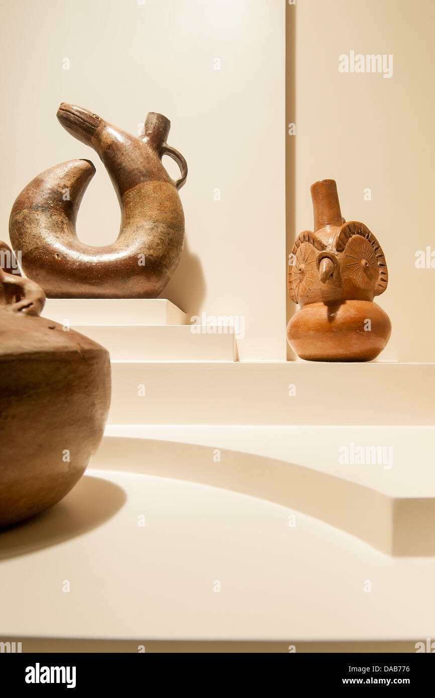 Precolombiana argilla sessuale manufatti in ceramica tecnica archeologico artwork display nel Museo di Larco, Lima, Perù. Foto Stock