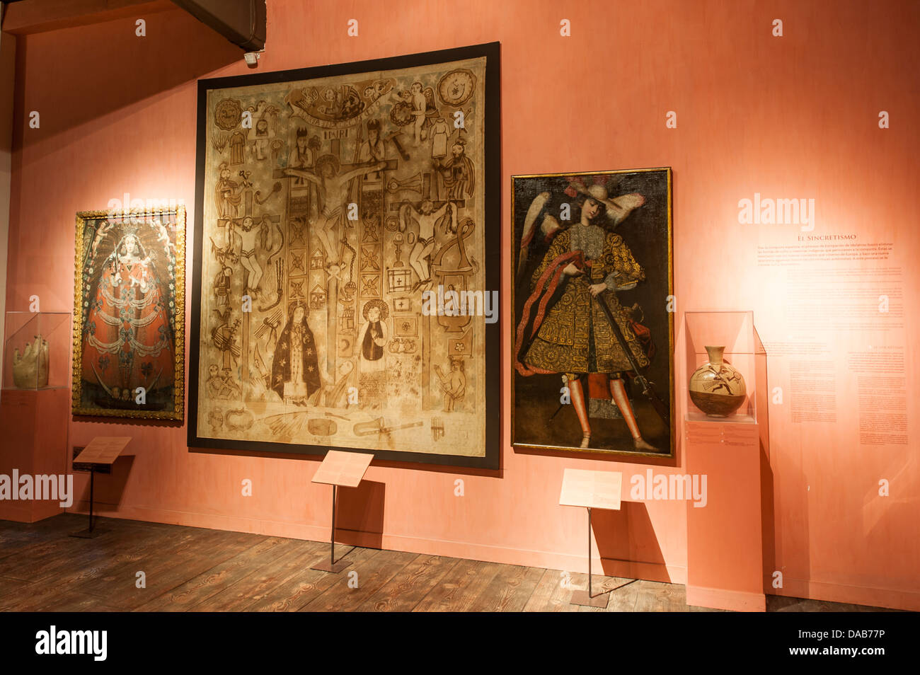 Antica coloniale spagnolo europeo arazzi dipinti Arte display illustrazioni nel Museo di Larco, Lima, Perù. Foto Stock
