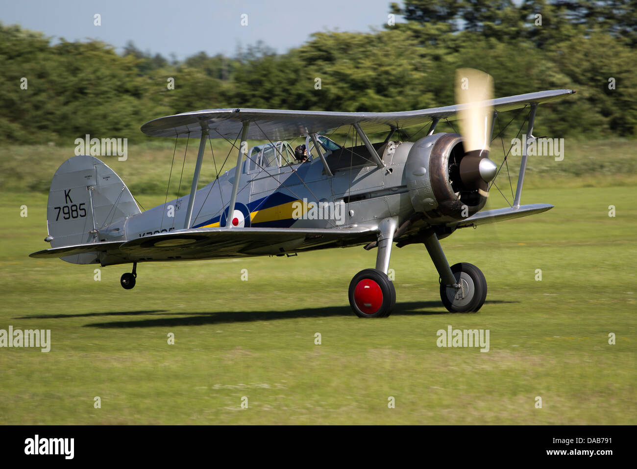 Royal Air Force Fighter Biplane Gladiator G-AMRK K7985 tassando al Old Warden Shuttleworth Military Pageant Airshow Foto Stock