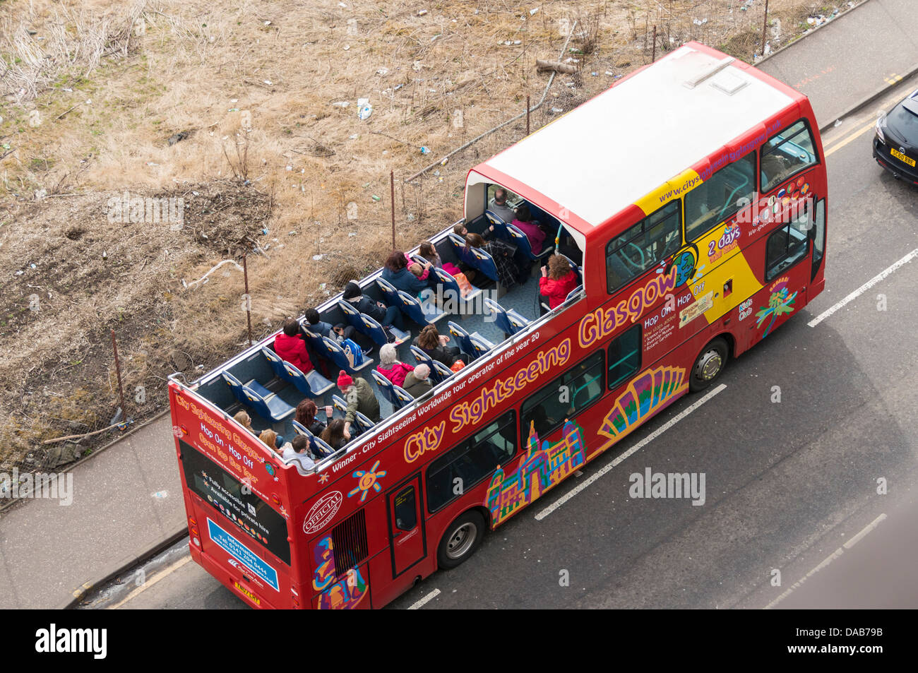 Un autobus aperto sul tetto viaggiando lungo Lancefield Quay Glasgow visto da sopra Foto Stock