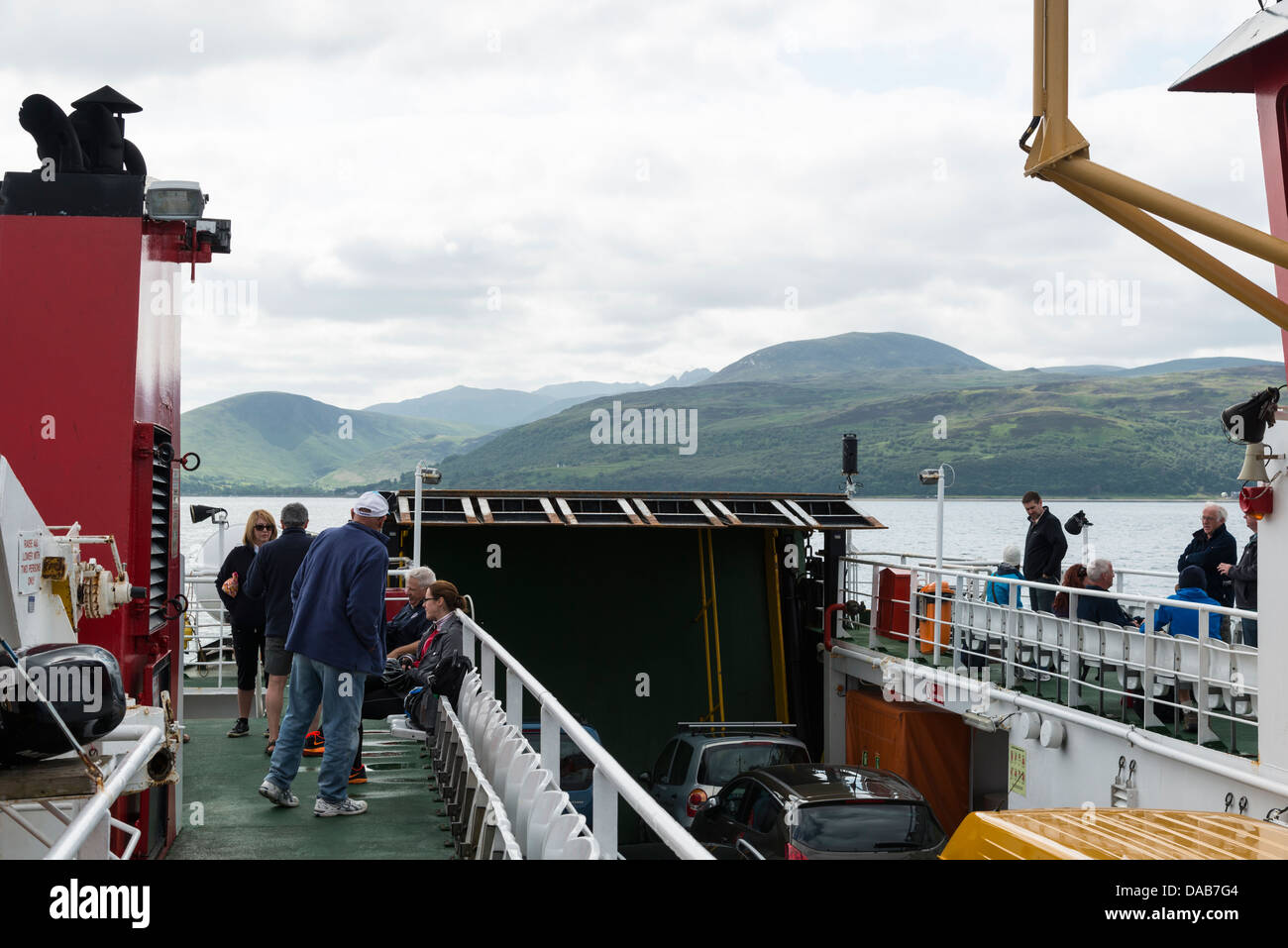 Le persone a bordo di un Caledonian Macbrayne traghetto viaggia forma Claonaig nel Kintyre a Lochranza sull'isola di Arran Foto Stock