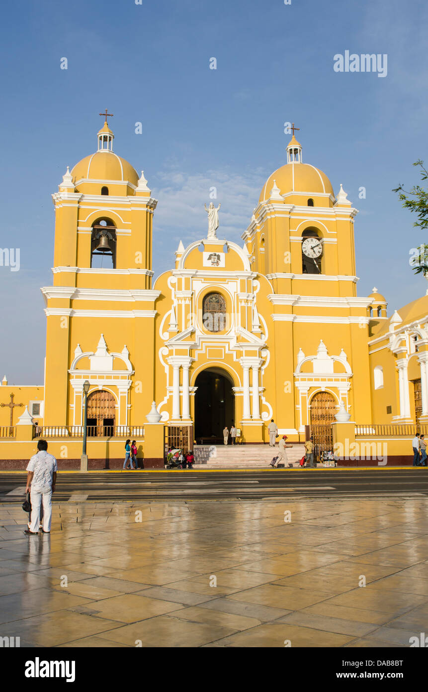 Il XVII secolo il campanile e la torre campanaria del Duomo di Trujillo chiesa cattolica, Trujillo, Perú. Foto Stock