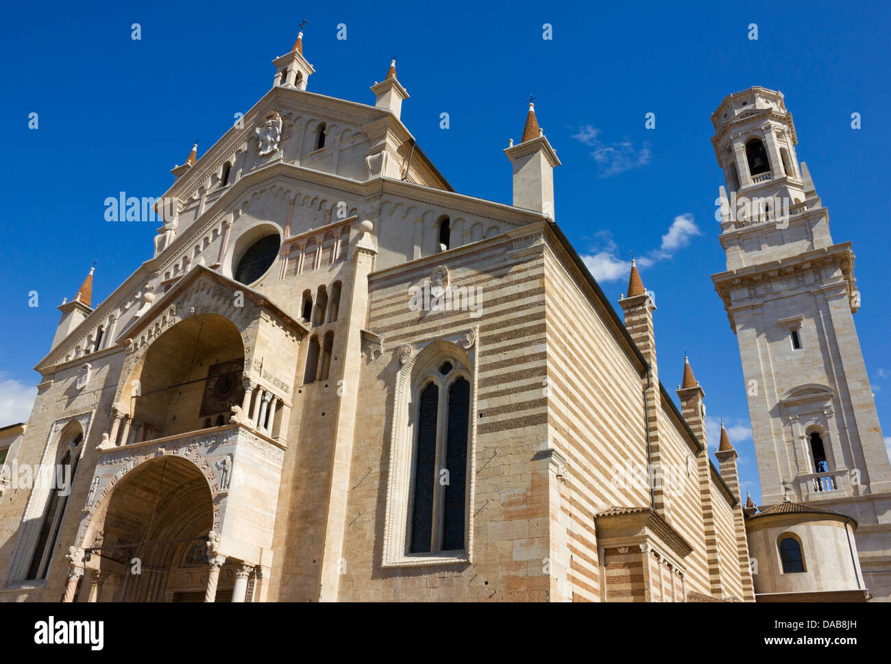 Cattedrale di Verona Santa Maria Matricolare facciata di angolo di ripresa in una luminosa giornata di sole oltre il cielo blu con nuvole bianche. Foto Stock