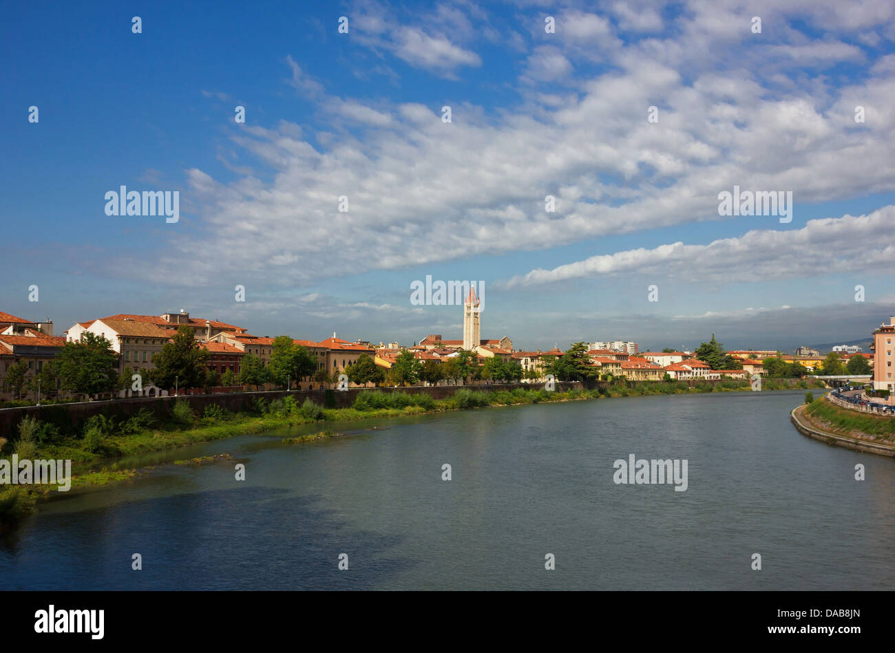 Vista panoramica del fiume Adige con la famosa basilica di San Zeno a Verona in una luminosa giornata di sole. Foto Stock