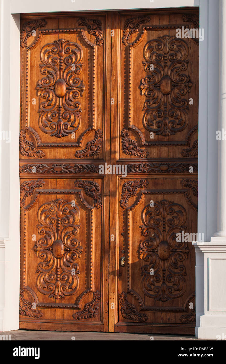 Ornati in legno intagliato porta in legno porte ingresso facciata di edificio architettura di Trujillo, Perú. Foto Stock