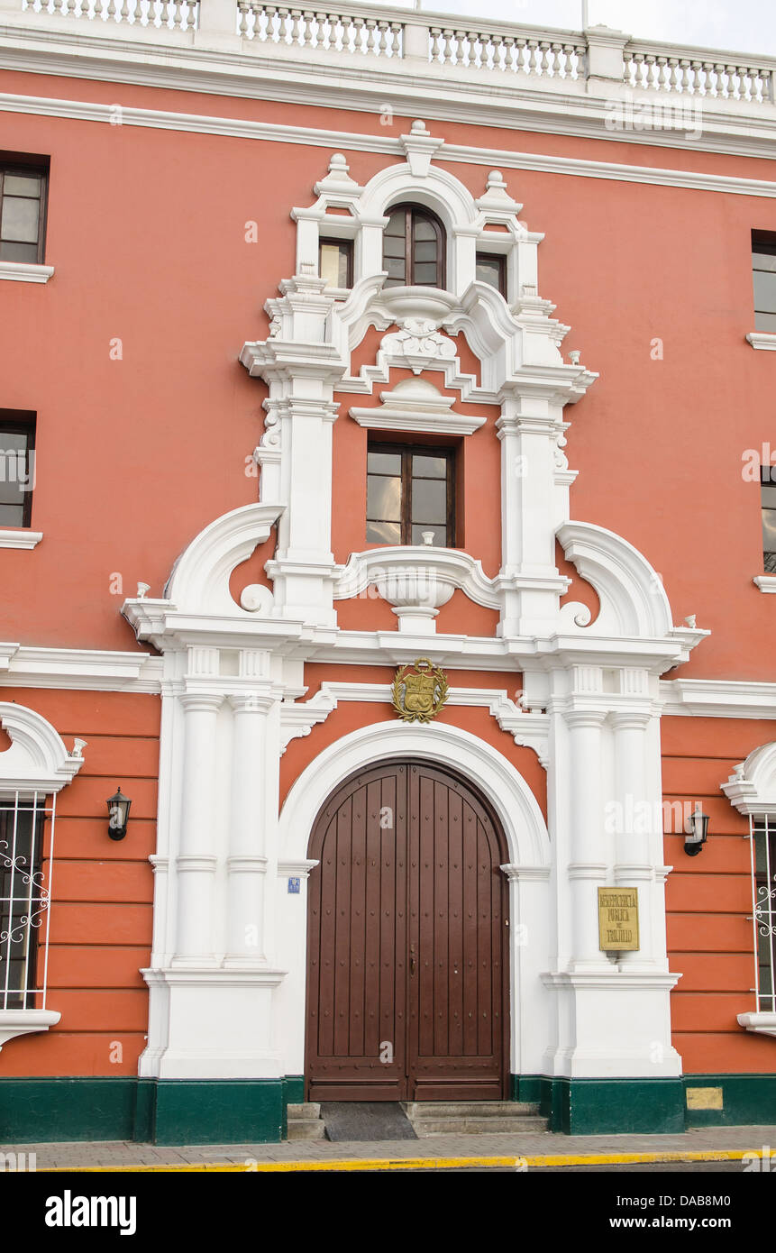 Portale ornato della porta d'ingresso facciata di edificio architettura di Trujillo, Perú. Foto Stock