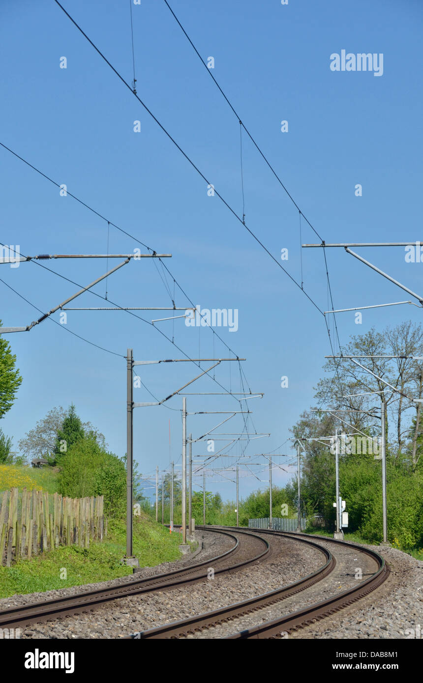 Swiss binario ferroviario, con tettuccio di cavi di alimentazione Foto Stock