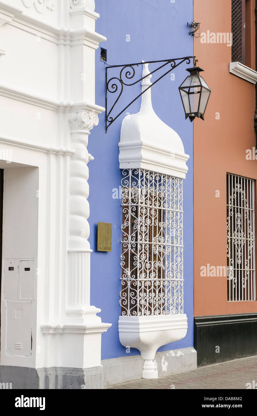 Ornati in ferro battuto finestra Progettazione architettura coloniale di Trujillo, Perú. Foto Stock