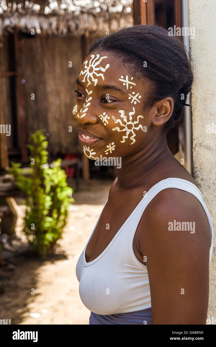Sakalava giovane donna con il suo tradizionale maschera di bellezza a Nosy Be, Madagascar Foto Stock