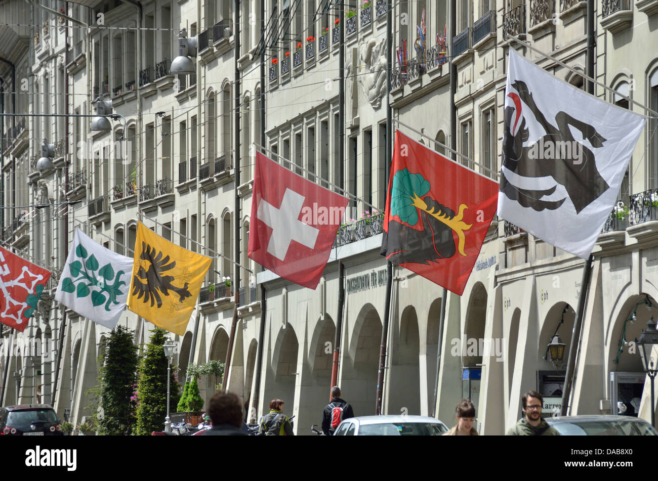 Bandiere pendenti da edifici, Berna, Svizzera Foto Stock