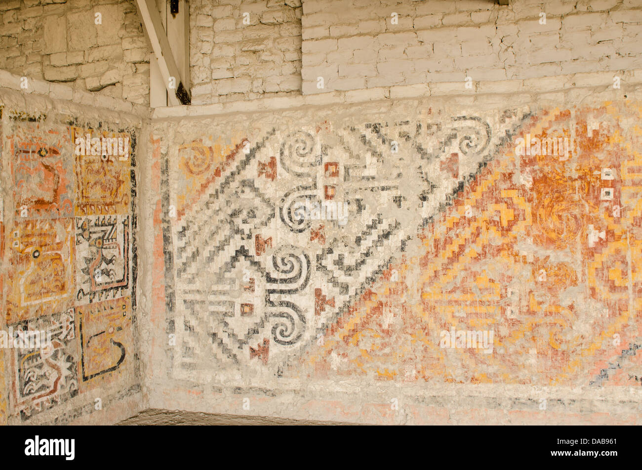 Antica pre colombiana petrogylphs rilievi dipinti murali a El Brujo complesso archeologico rovine rimane vicino a Trujillo, Perú. Foto Stock