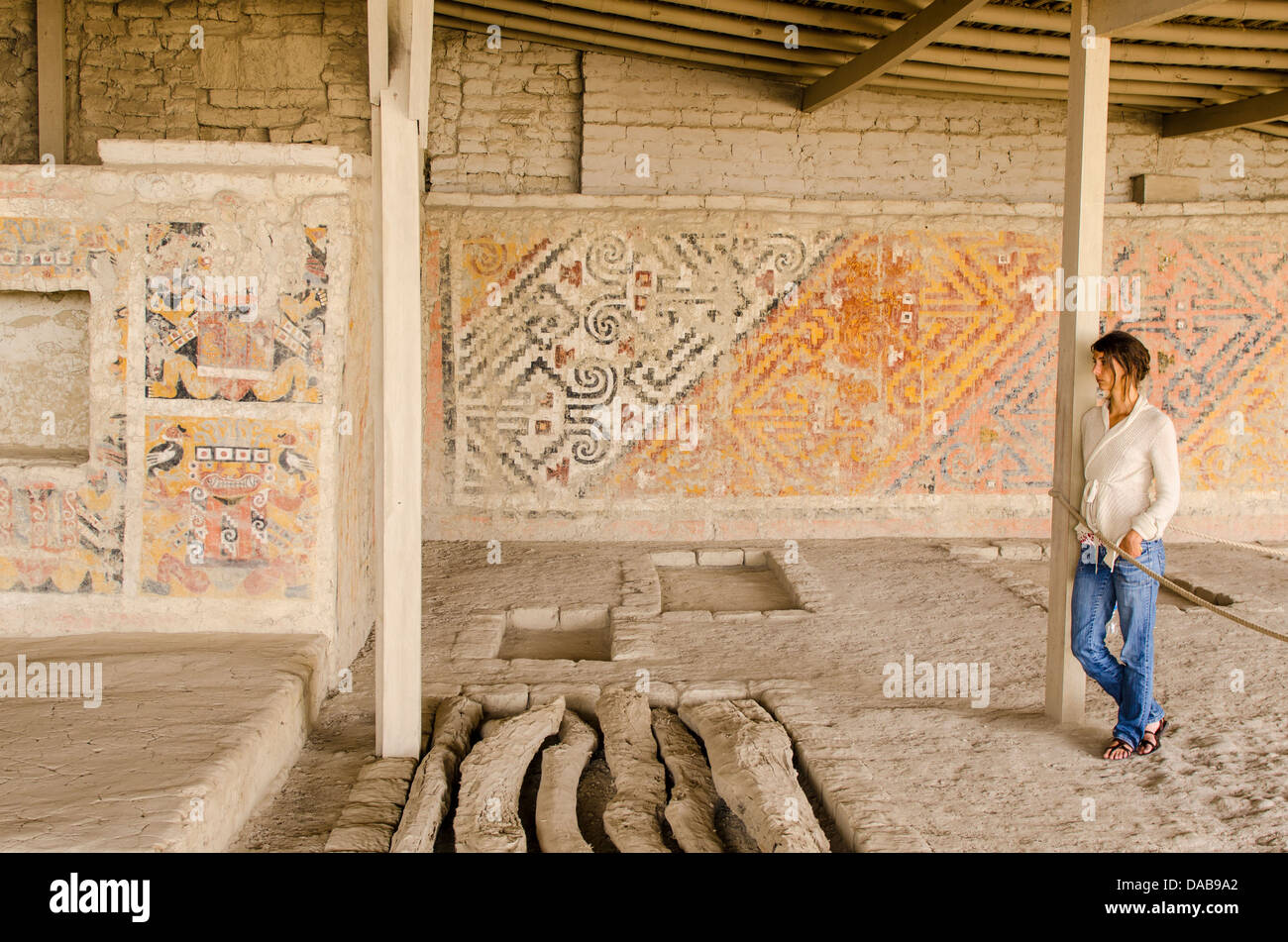 Antica pre colombiana petrogylphs rilievi dipinti murali a El Brujo complesso archeologico rovine rimane vicino a Trujillo, Perú. Foto Stock