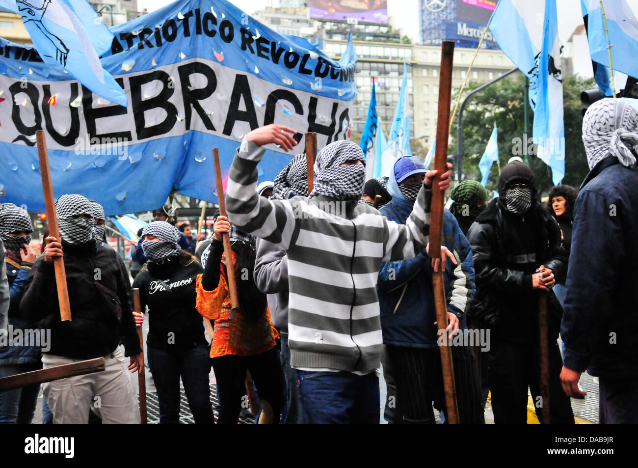 Argentina. Il 9 luglio 2013. M.P.R. I membri di quebracho protestato fuori Chevron uffici in Argentina dall'accordo hanno firmato l'estrazione di olio da fracking Credito: Diego Espinosa/Alamy Live News Foto Stock