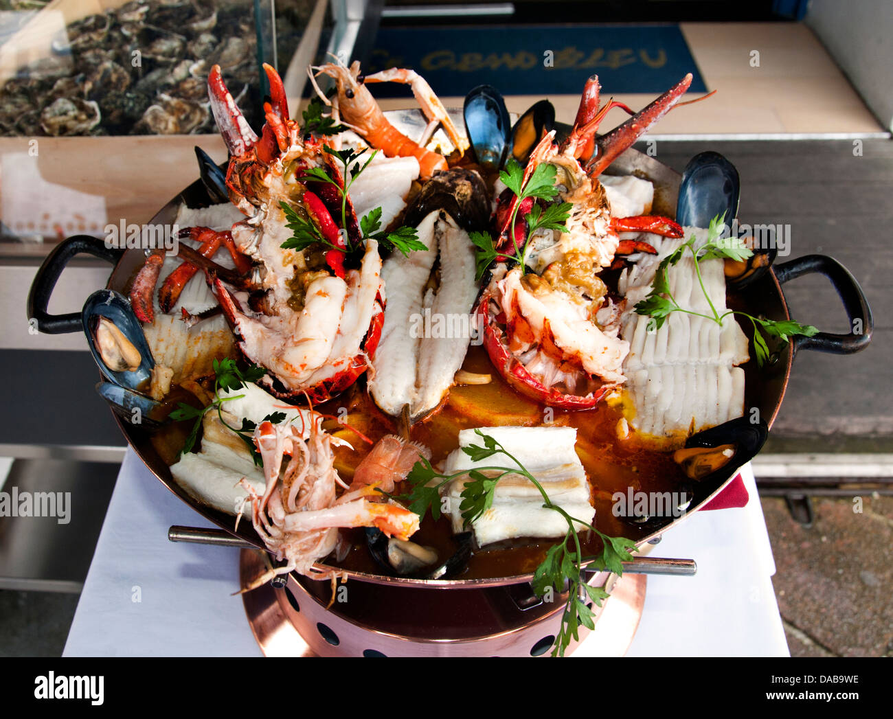 Bouillabaisse provenzale stufato di pesce zuppa originari dalla città portuale di Marsiglia. Foto Stock