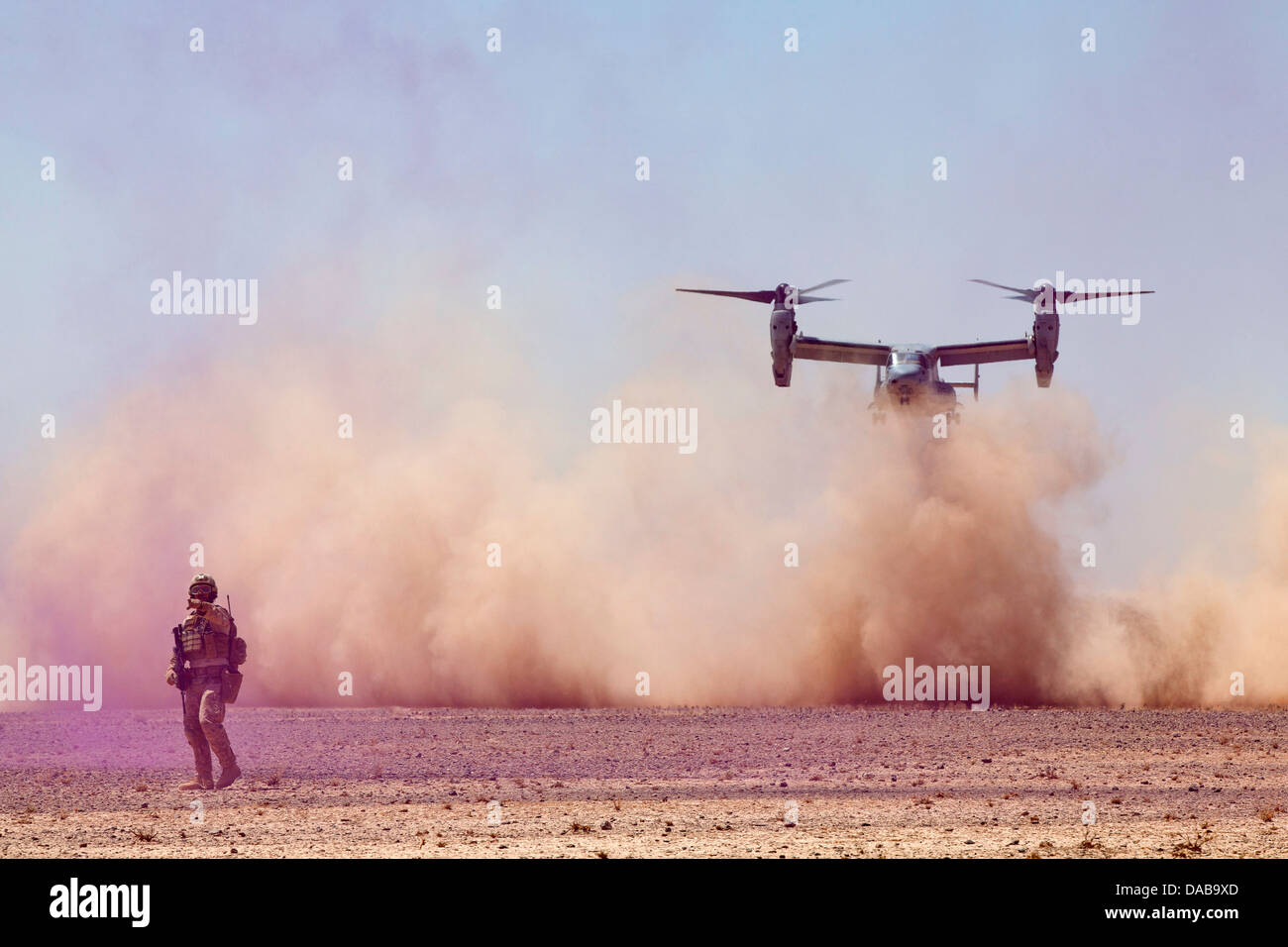 Un marine statunitense segnali soldati georgiani assegnato alla trentatreesima luce battaglione di fanteria al punto di estrazione come MV-22B Osprey tiltrotor terre degli aeromobili durante il funzionamento Northern Lion II Luglio 3, 2013 nella provincia di Helmand, Afghanistan. Foto Stock