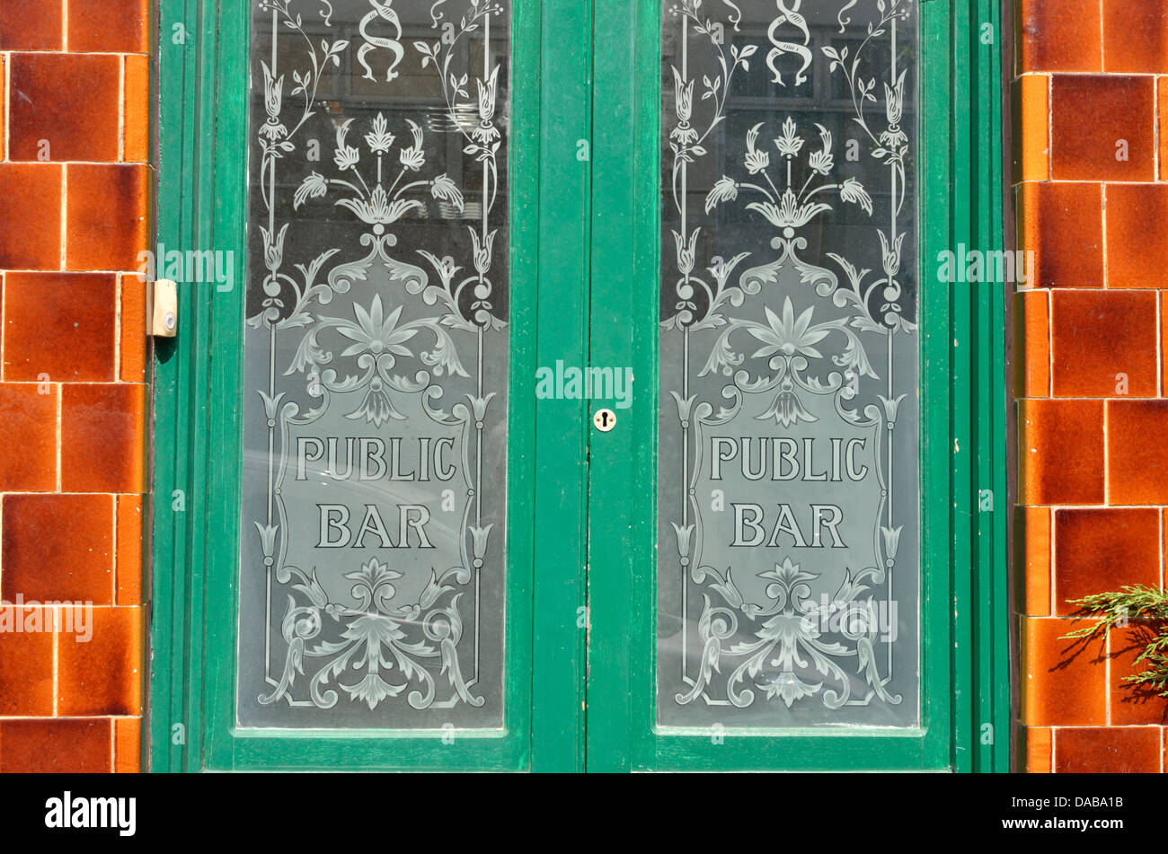 Il bar pubblico segno su porte in vetro nel Regno Unito pub Foto Stock