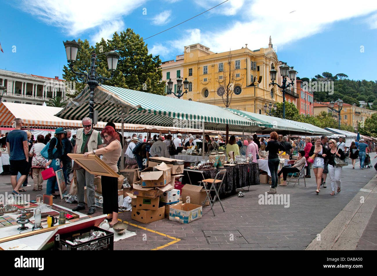 Bella delle pulci Mercato swap bric a brac antiquariato a Cours Saleya Piazza Costa Azzurra Costa Azzurra Foto Stock