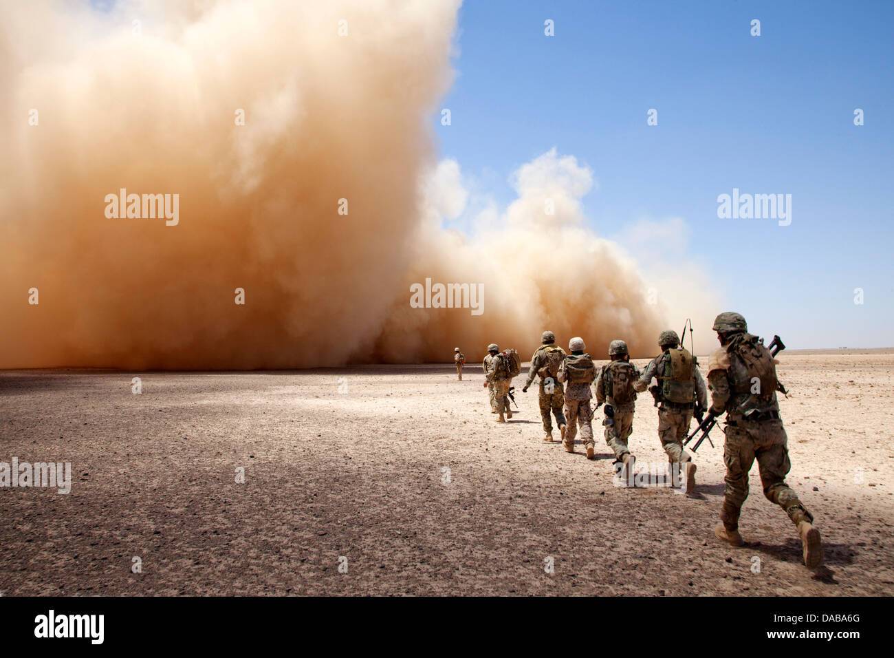Marines americani e soldati georgiani assegnato alla trentatreesima luce battaglione di fanteria rendere il loro modo per l'elicottero punto di estrazione durante il funzionamento Northern Lion II Luglio 3, 2013 nella provincia di Helmand, Afghanistan. Foto Stock