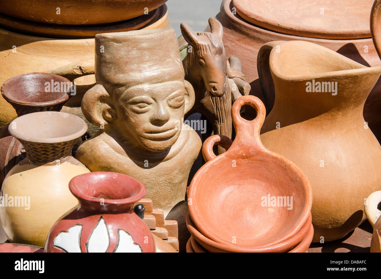 Argilla scolpite vasi di ceramica ceramica souvenir negozio di souvenir in Monsefu vicino a Chiclayo, Perù. Foto Stock