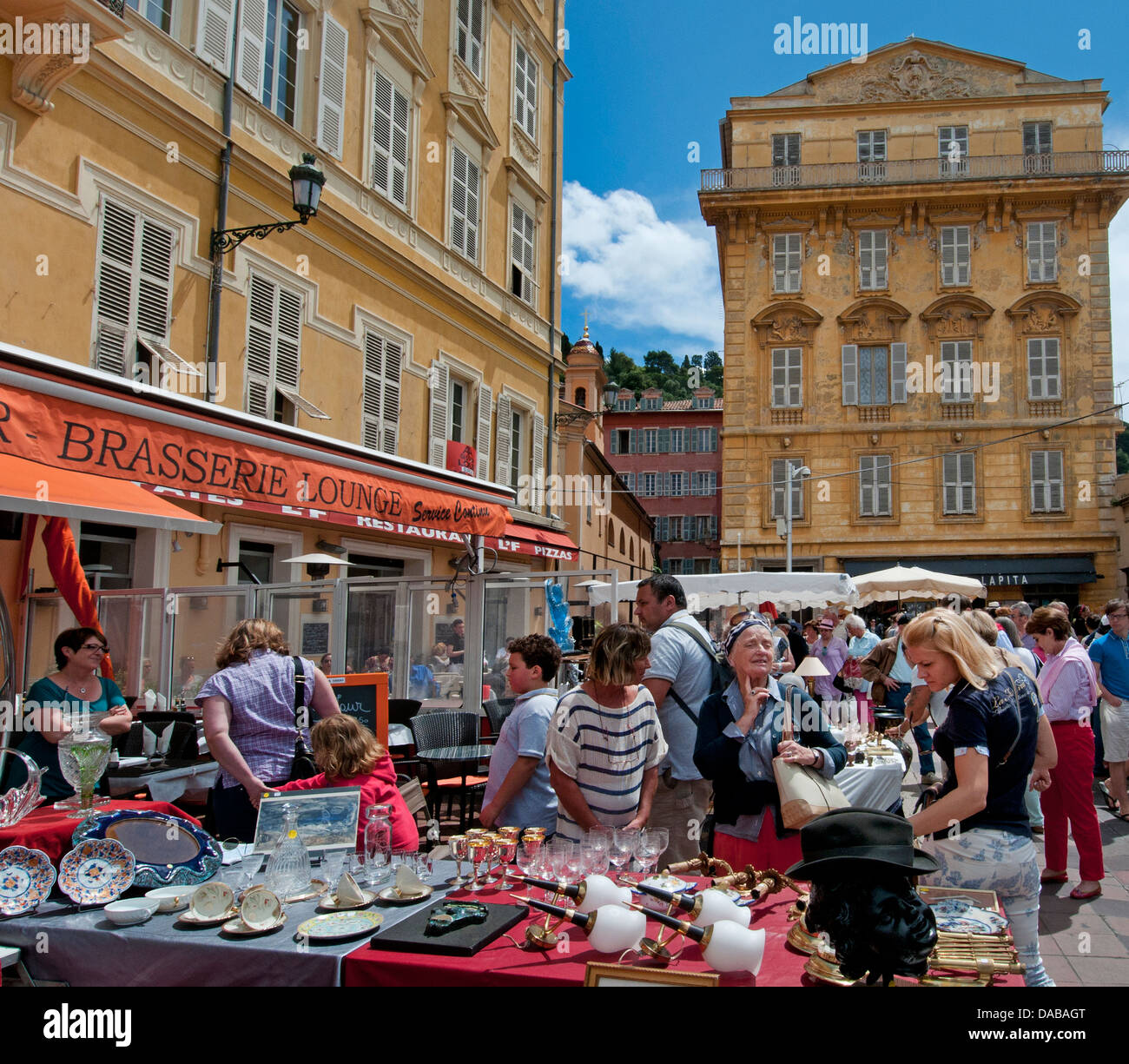 Bella delle pulci Mercato swap bric a brac antiquariato a Cours Saleya Piazza Costa Azzurra Costa Azzurra Foto Stock
