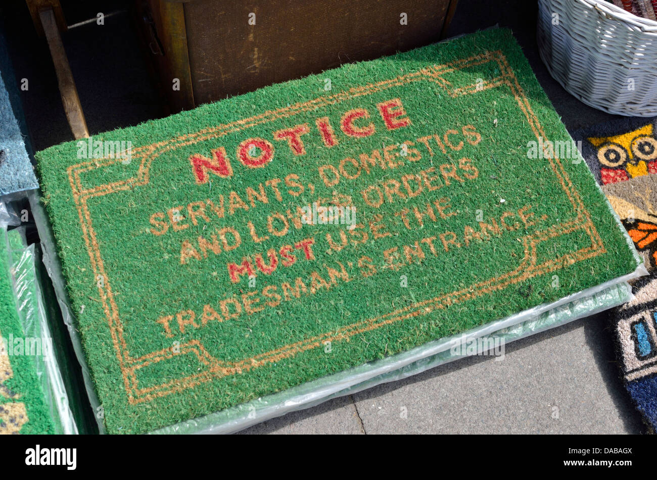 Un Regno Unito zerbino contenente un avviso ai servi di domestici e ordini inferiori a utilizzare il commerciante di ingresso Foto Stock