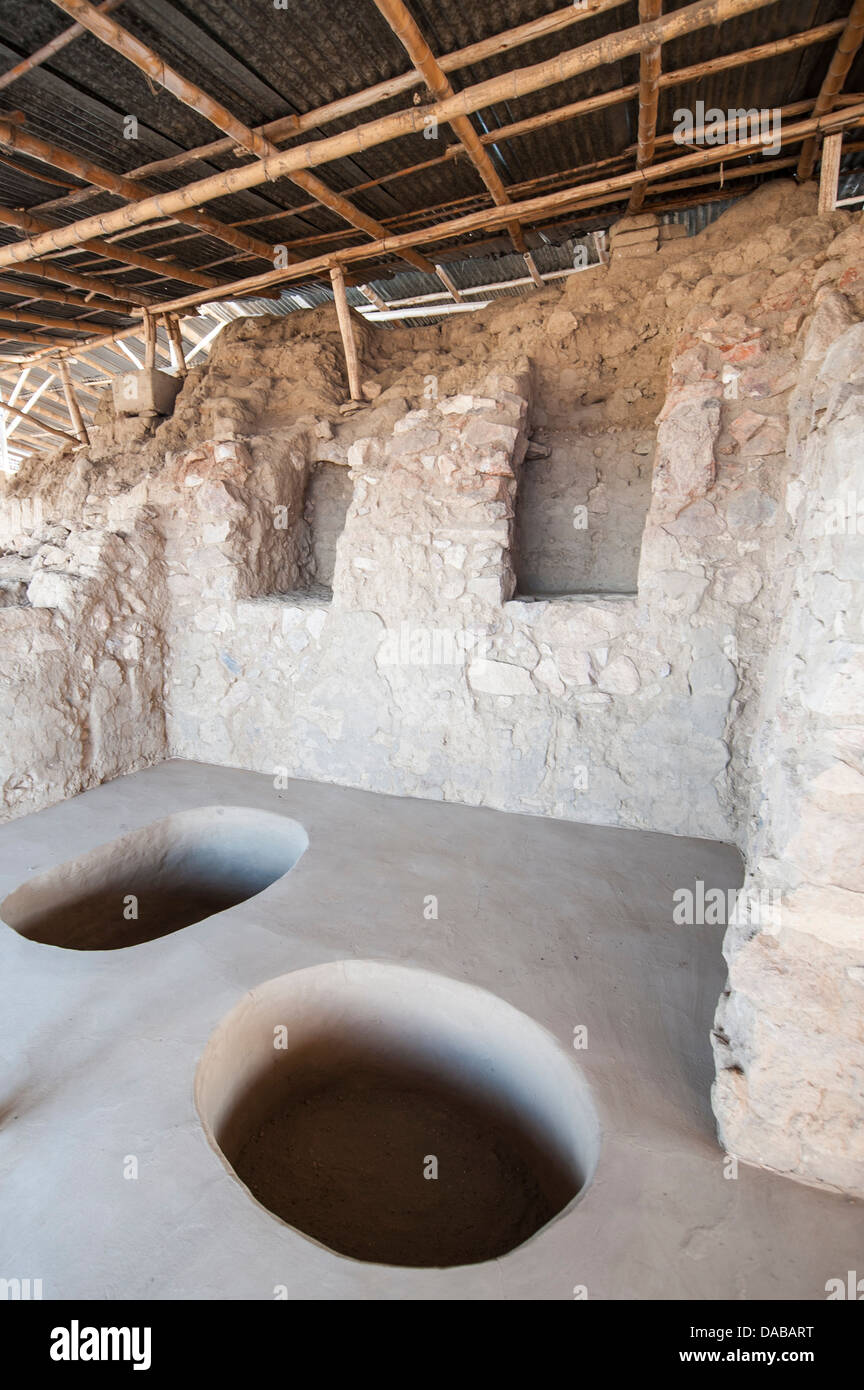 La sepoltura dei fori al Tucume antico complesso archeologico e Tombe Reali Museo sul sito nei pressi di Chiclayo, Perù. Foto Stock