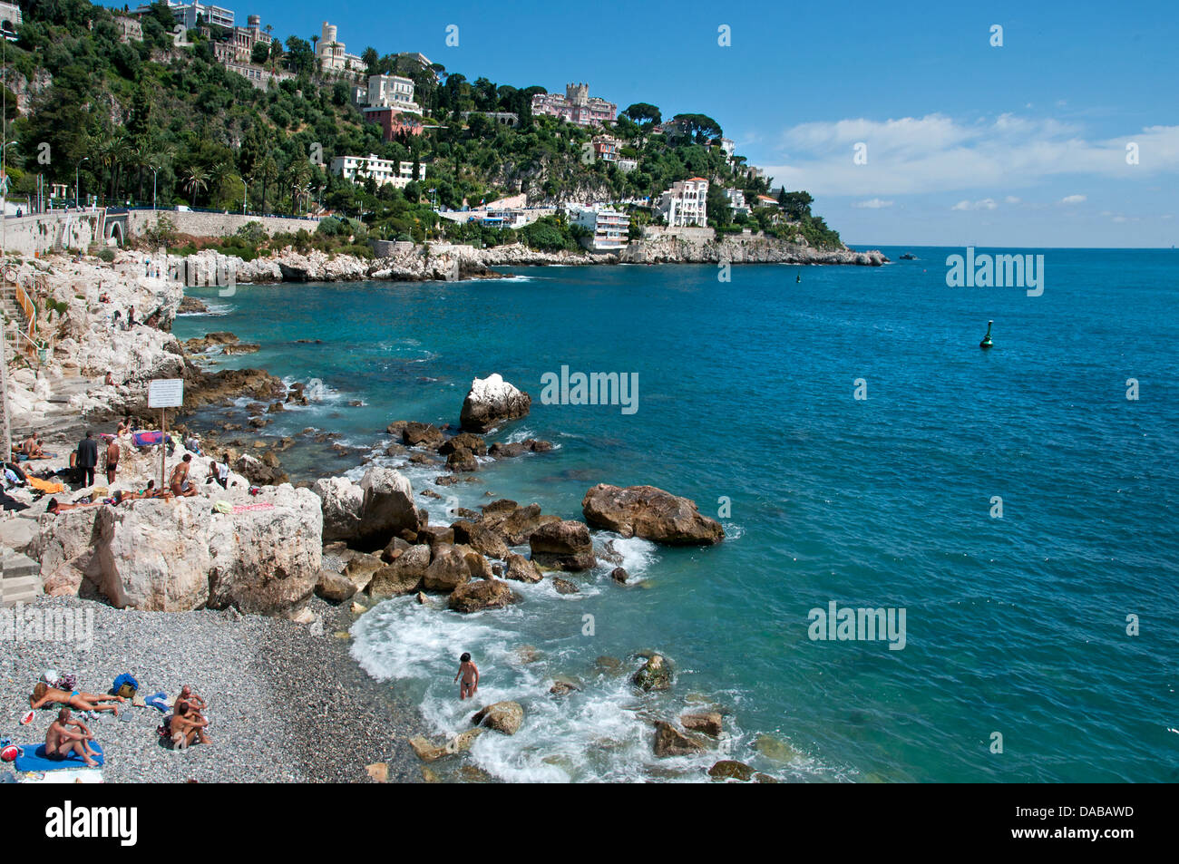 La spiaggia e il mare a Nizza Vecchia ( sfondo Av Jean Lorrain e Parc du Mont Boron ) Costa Azzurra Costa Azzurra Francia Foto Stock