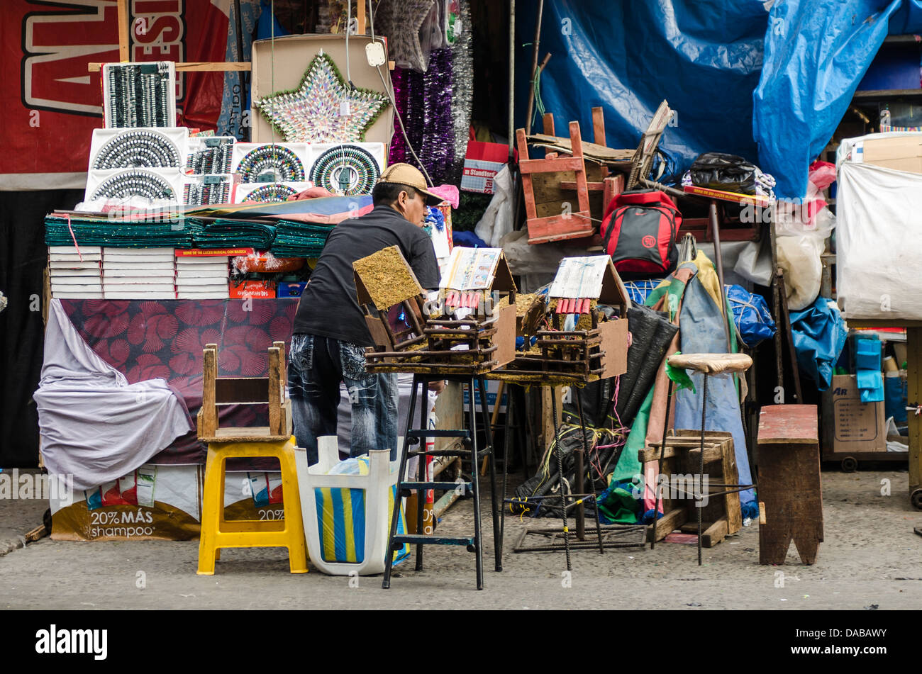 Mobili merci secche shop stand per lo shopping di stallo nella centrale locale mercato del mercato a Chiclayo, Perù. Foto Stock