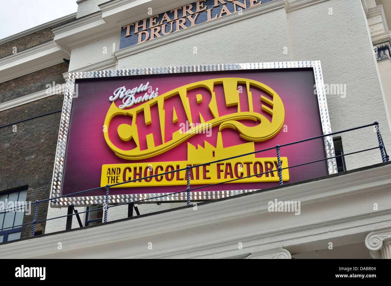 Grandi cartelloni pubblicitari il musical della fase Charlie e la fabbrica di cioccolato, il Theatre Royal Drury Lane, London, Regno Unito Foto Stock