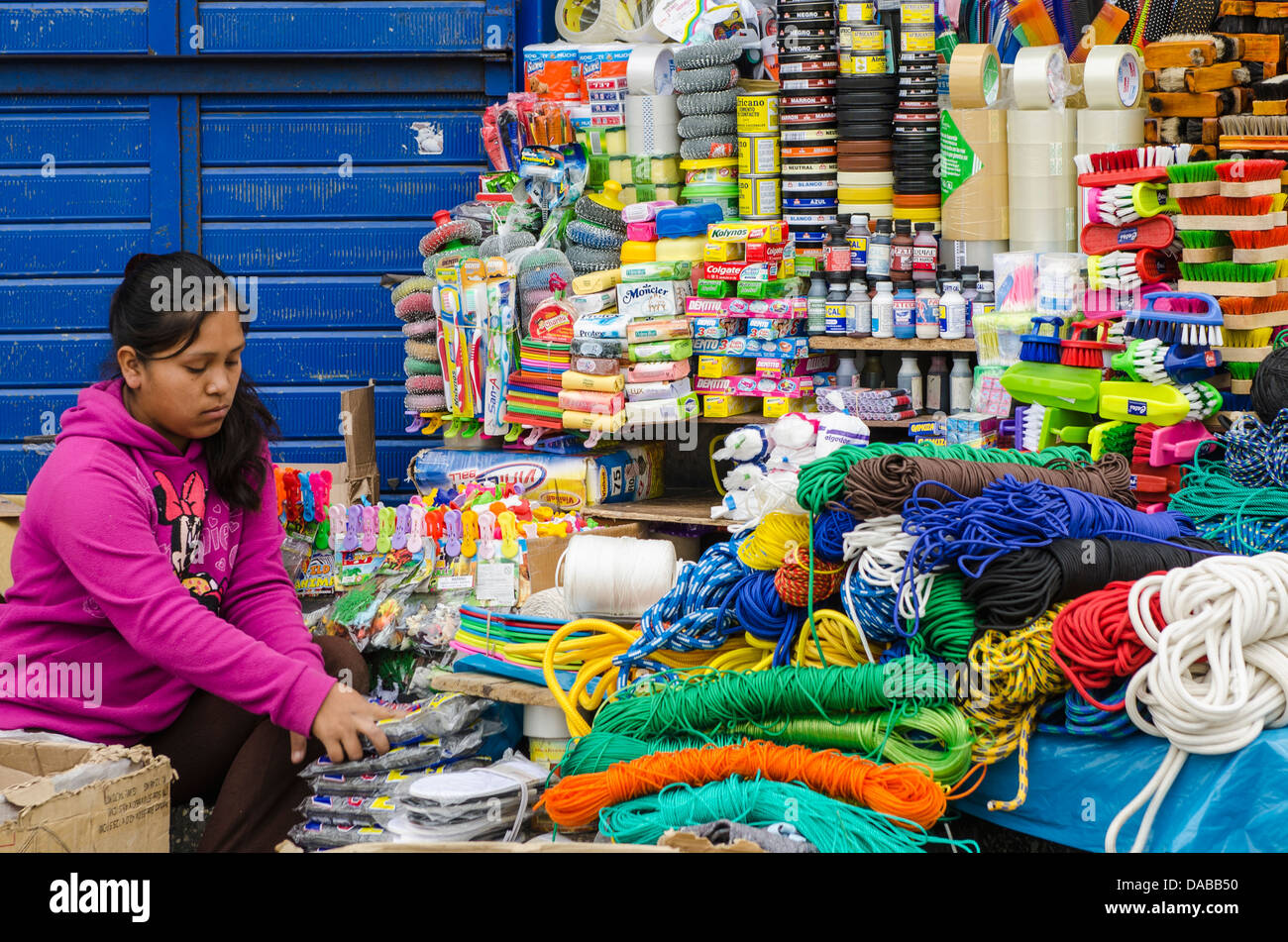Fornitore di articoli casalinghi shop shopping in centrale locale mercato del mercato a Chiclayo, Perù. Foto Stock