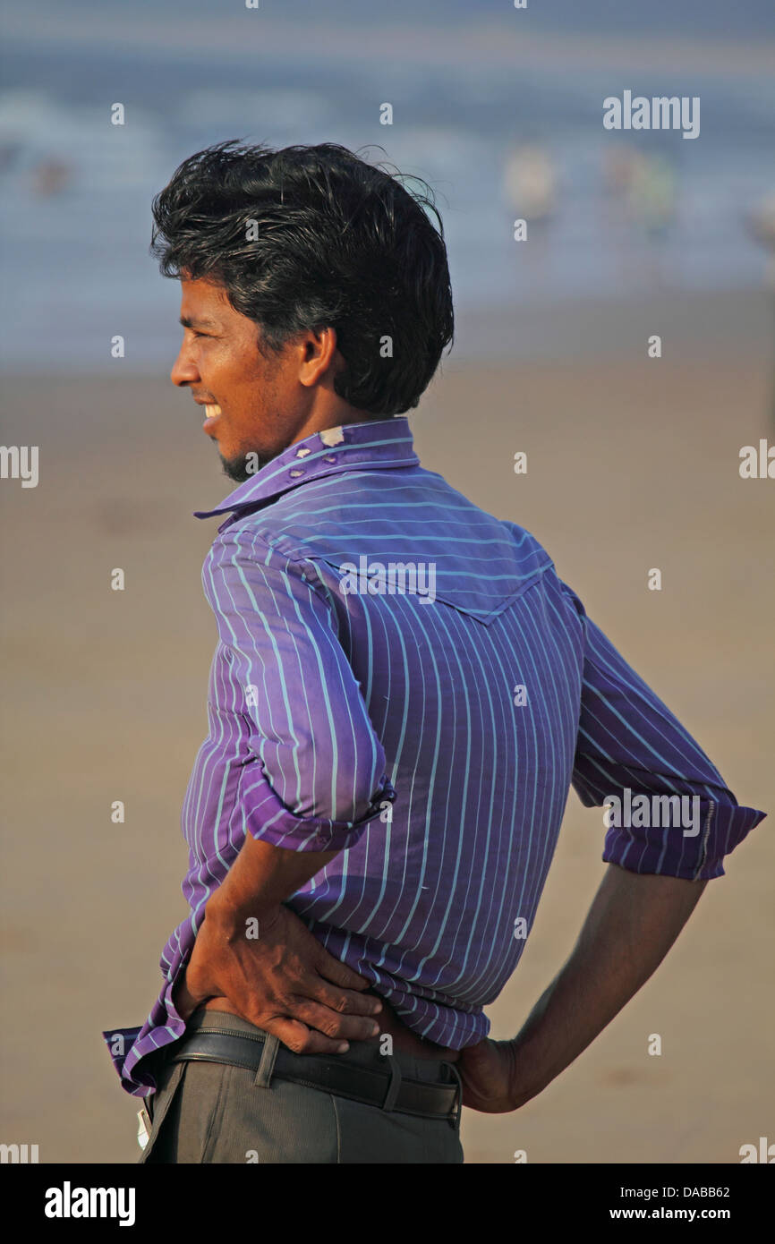 Giovane ragazzo in spiaggia, Goa, India Foto Stock